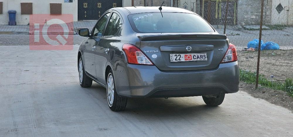 نيسان فيرسا